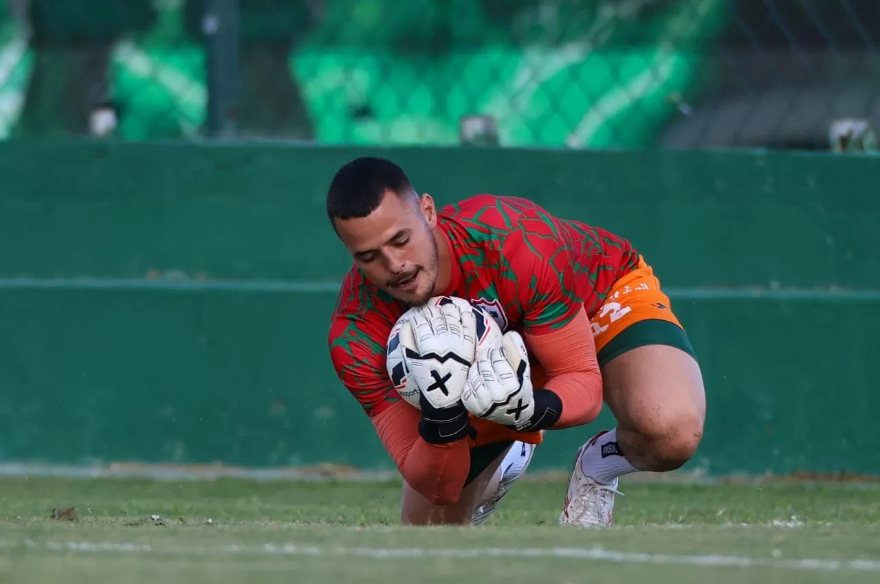 Goleiro da Lusa avalia pré-temporada e mira início do Paulistão
