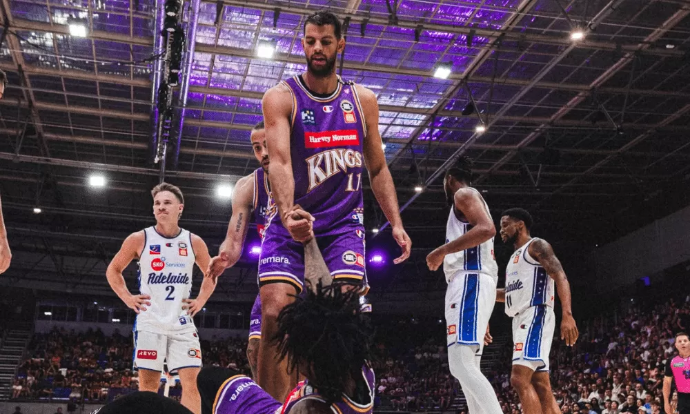 Tim Soares contribui com 11 pontos na vitória do Sydney sobre o Cairns Taipans
