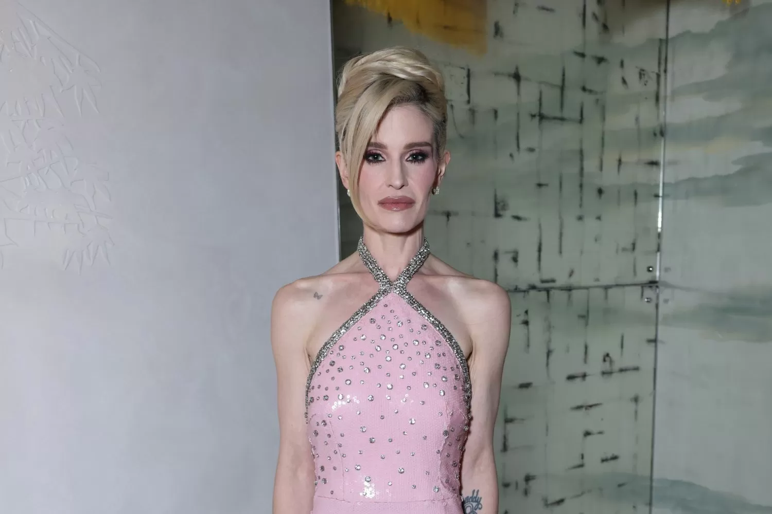 Kelly Osbourne rebate críticas ao próprio corpo em meio ao luto por Ozzy