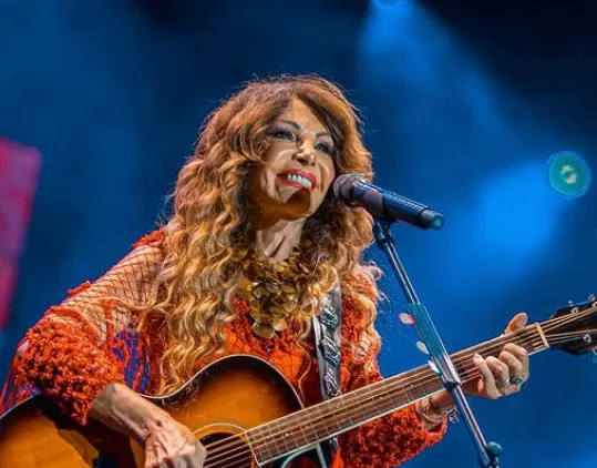 Elba Ramalho defende cantar forró como um ato político e revolucionário
