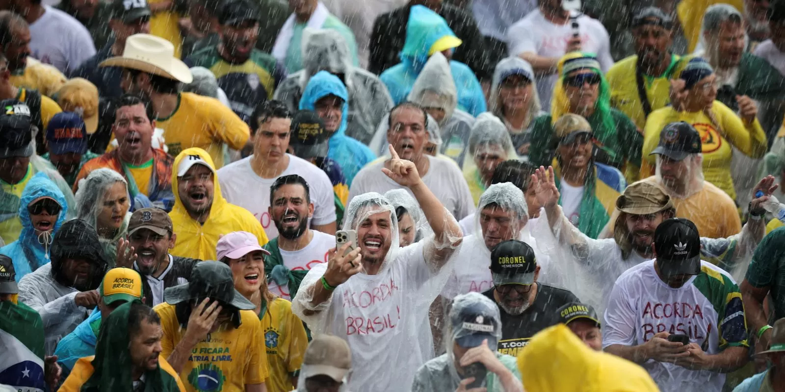 Raio atinge manifestantes na Praça do Cruzeiro, em Brasília