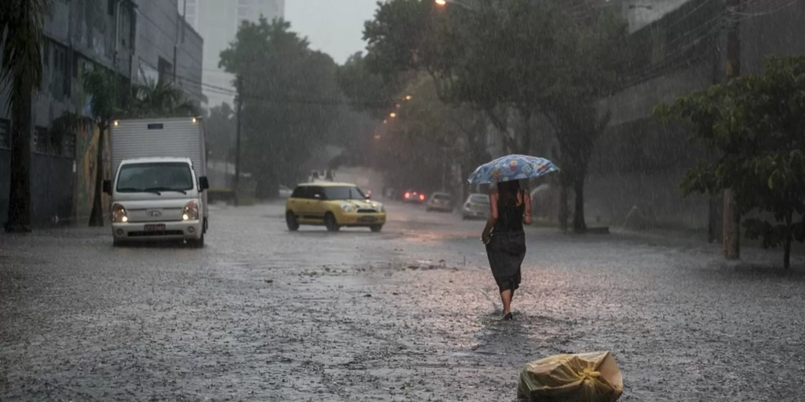 Defesa Civil de SP alerta para ocorrência de chuva forte no estado