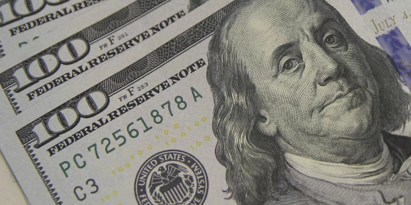 Dólar cai para R$ 5,19 e continua no menor valor em 20 meses