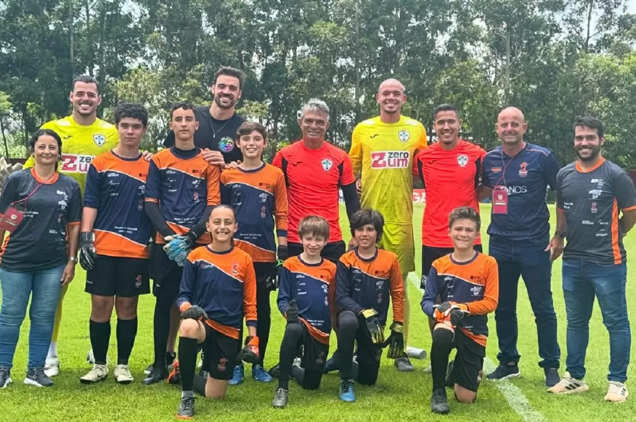 Escola de goleiros visita treino da Portuguesa no CT