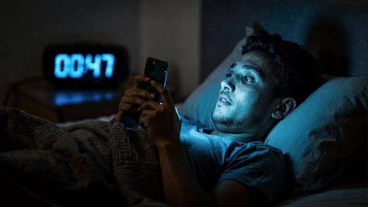 Celular na cama parece inofensivo, mas pode estar sabotando sua saúde