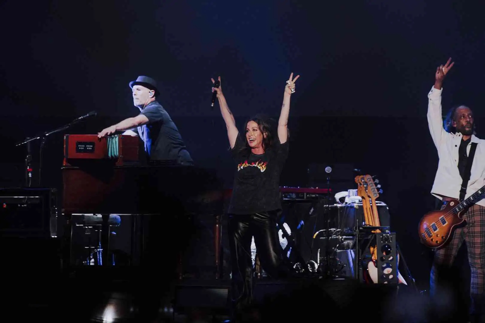 Com homenagens a Taylor Hawkins, Alanis Morissette faz show potente em SP