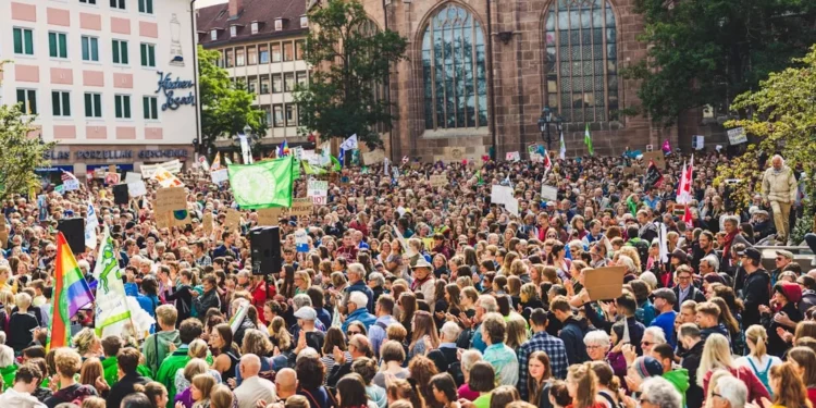 “Desmistificando a política: além dos estereótipos”