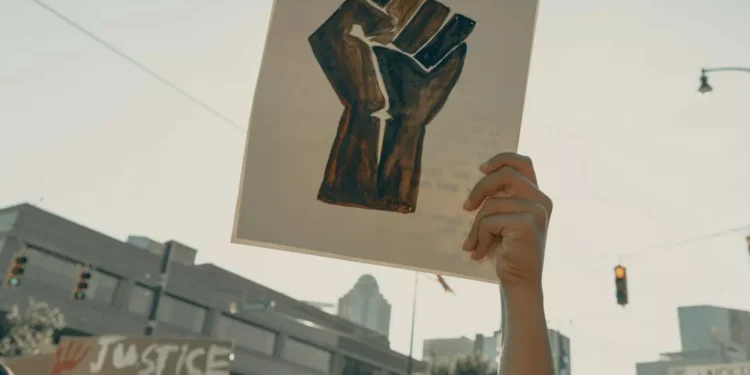 “Desmistificando a Política: Além dos Escândalos”