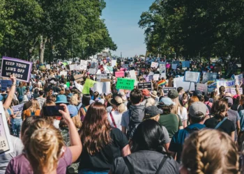 “A Política em Debate: Opiniões e Controvérsias”