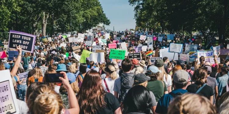 “A Política em Debate: Opiniões e Controvérsias”