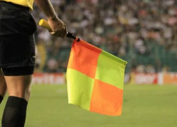 Dener William da Silva apita o jogo entre EC São Bernardo x Lusa