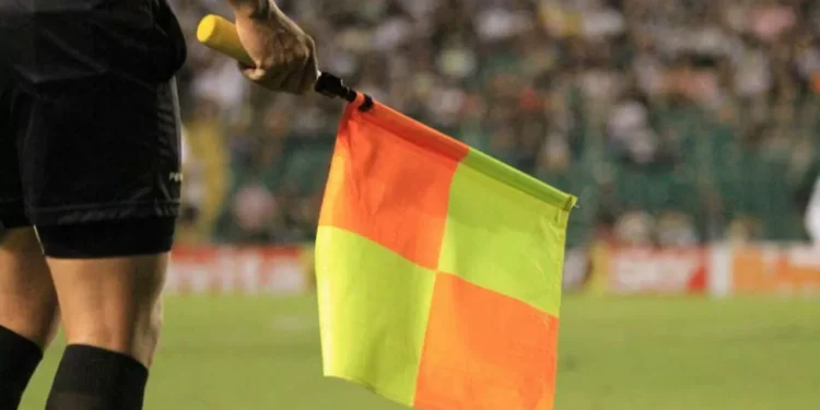 Dener William da Silva apita o jogo entre EC São Bernardo x Lusa