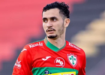 Portuga explica apelido e festeja boa fase com a camisa da Lusa