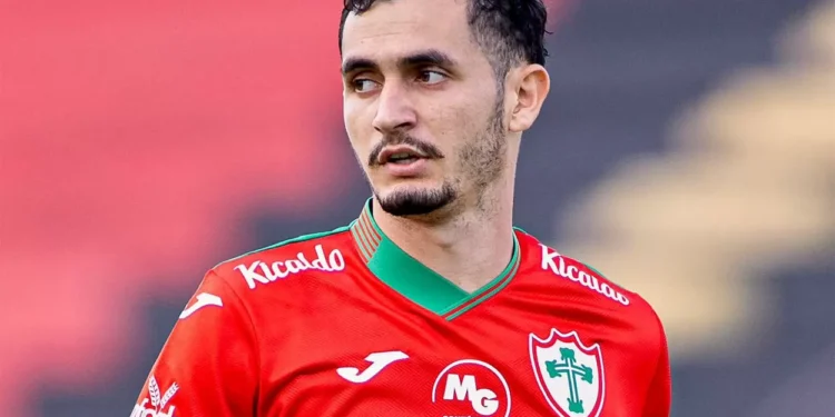 Portuga explica apelido e festeja boa fase com a camisa da Lusa