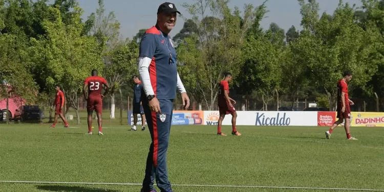 Alan Dotti diz que Lusa ainda busca reforços, mas não fugirá do orçamento