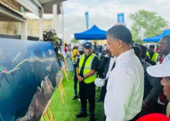 Moradores do bairro Buraco, localizado no distrito urbano do Mussulo, agora têm acesso à rede pública de energia elétrica
