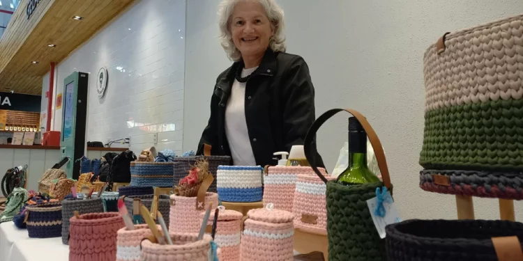 Mercadão de Coqueiros abre espaço para artesãos da região continental de Florianópolis