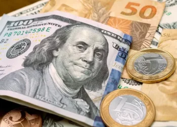Dólar fecha em R$ 5,66 após superar R$ 5,70 durante o dia