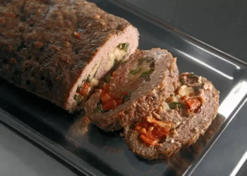 Celebre o Dia dos Pais com a receita de rocambole de carne recheado com maionese