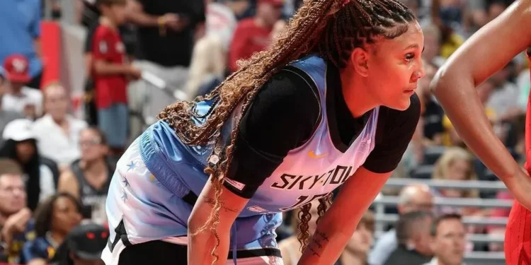 Kamilla pega oito rebotes em vitória importante do Chicago