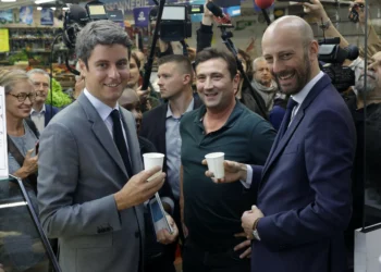 Gabriel Attal recebe críticas e (algum) apoio em campanha. As imagens