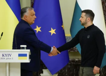 Maior aliado de Putin na UE esteve com Zelensky em Kyiv. As imagens