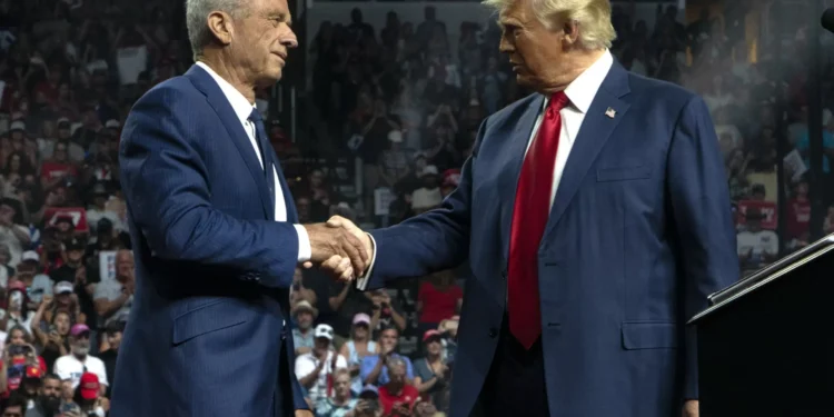 Trump inclui Kennedy Jr. e ex-democrata em equipa de transição