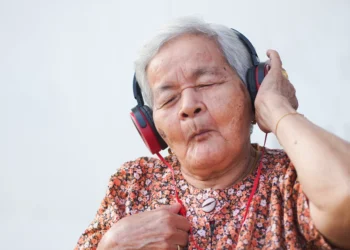 Música pode revelar como cérebro se adapta ao envelhecimento, diz estudo