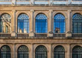 “Desmistificando a Política: Além dos Esterótipos”