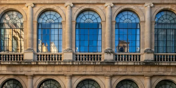 “Desmistificando a Política: Além dos Esterótipos”