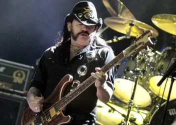 Clube de strip-tease vai receber as cinzas de um roqueiro da pesada