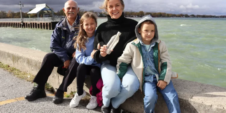 Aluna lê carta encontrada em rio e descobre que foi escrita pela mãe