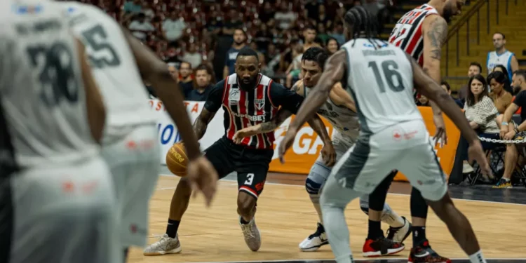 Bennett é cestinha e São Paulo ganha duelo direto com Brasília