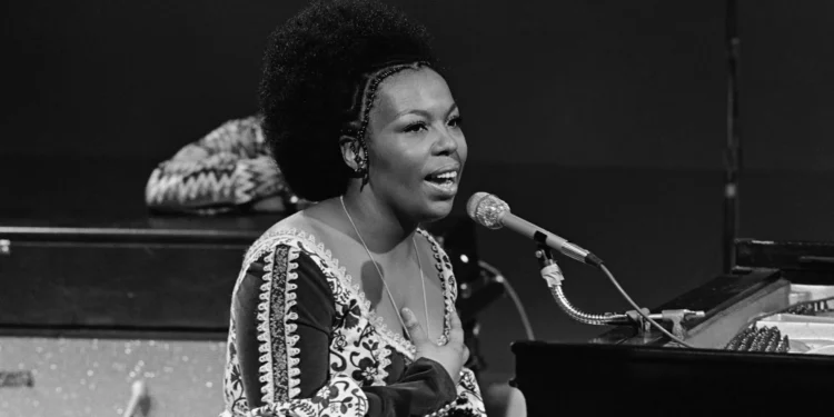 Morre Roberta Flack, aos 88 anos, ícone do soul e R&B dos anos 1970