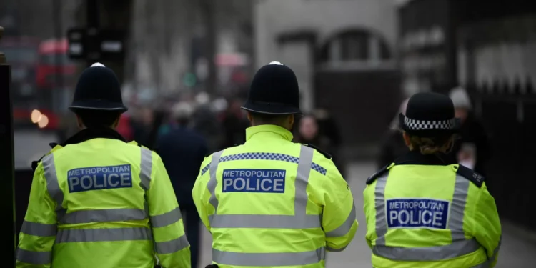 Mulher encontrada morta em casa em Inglaterra. Jovem ferido foi detido