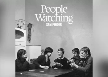 Sam Fender denuncia injustiças sociais com rock solar em ‘People Watching’