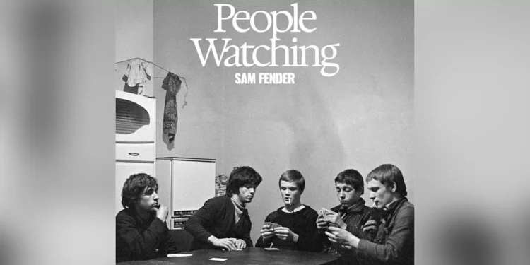 Sam Fender denuncia injustiças sociais com rock solar em ‘People Watching’