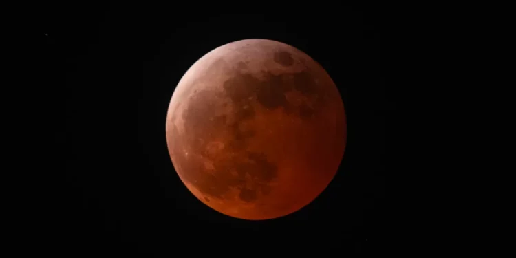 Confira fotos da ‘Lua de Sangue’ ao redor do mundo