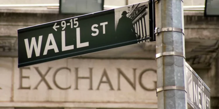 Wall Street fecha em alta com adiamento das taxas sobre automóvel