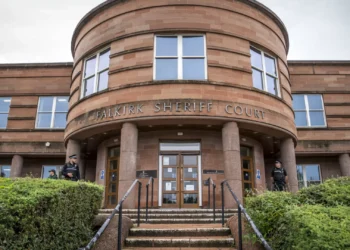 Taxista condenado a 2 anos e meio por agressão sexual a jovem na Escócia