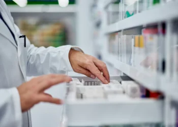Farmacêuticos poderão prescrever remédios; entidades contestam