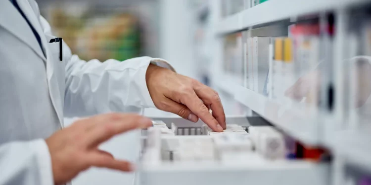 Farmacêuticos poderão prescrever remédios; entidades contestam