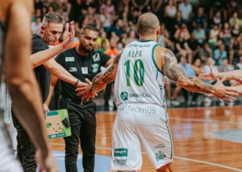 Alex Garcia converte milésimo arremesso triplo no NBB