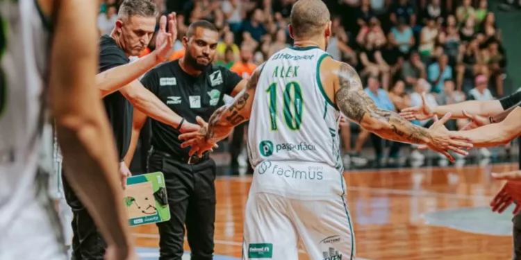 Alex Garcia converte milésimo arremesso triplo no NBB