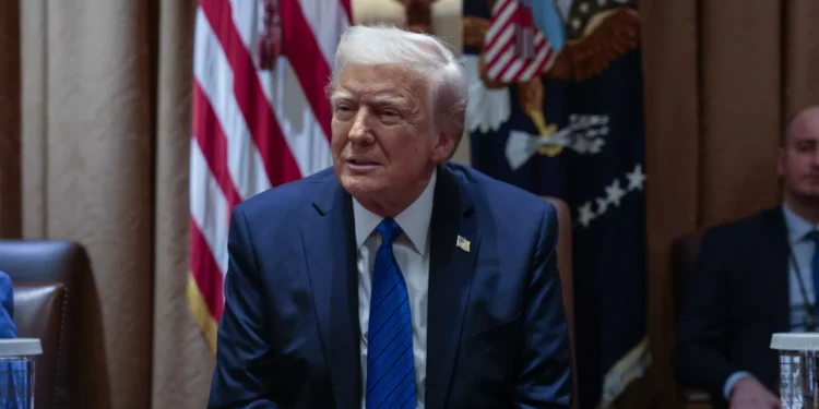 Trump prepara imposição de tarifas sobre importações automóveis