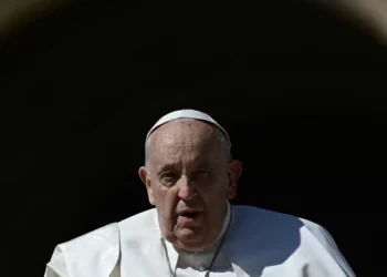 Após “agravamento”, Papa melhora e ‘deixa’ máscara que ajudava a respirar