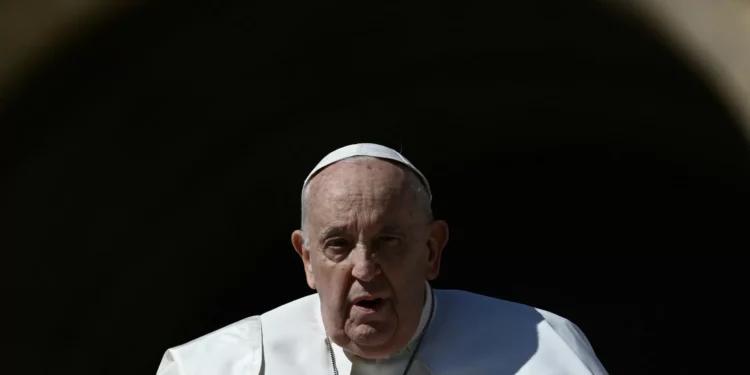 Após “agravamento”, Papa melhora e ‘deixa’ máscara que ajudava a respirar