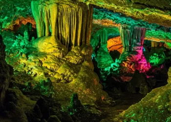 Cavernas fluorescentes guardam segredos sobre vida extraterrestre