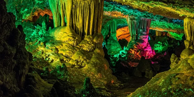Cavernas fluorescentes guardam segredos sobre vida extraterrestre