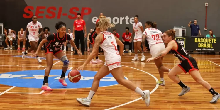 Sesi Araraquara atropela Blumenau e segue invicto na LBF